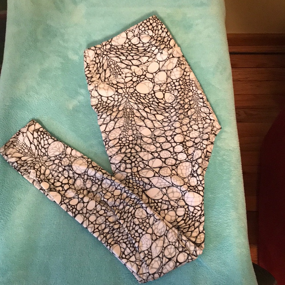 ALO yoga leggings - black & white pattern